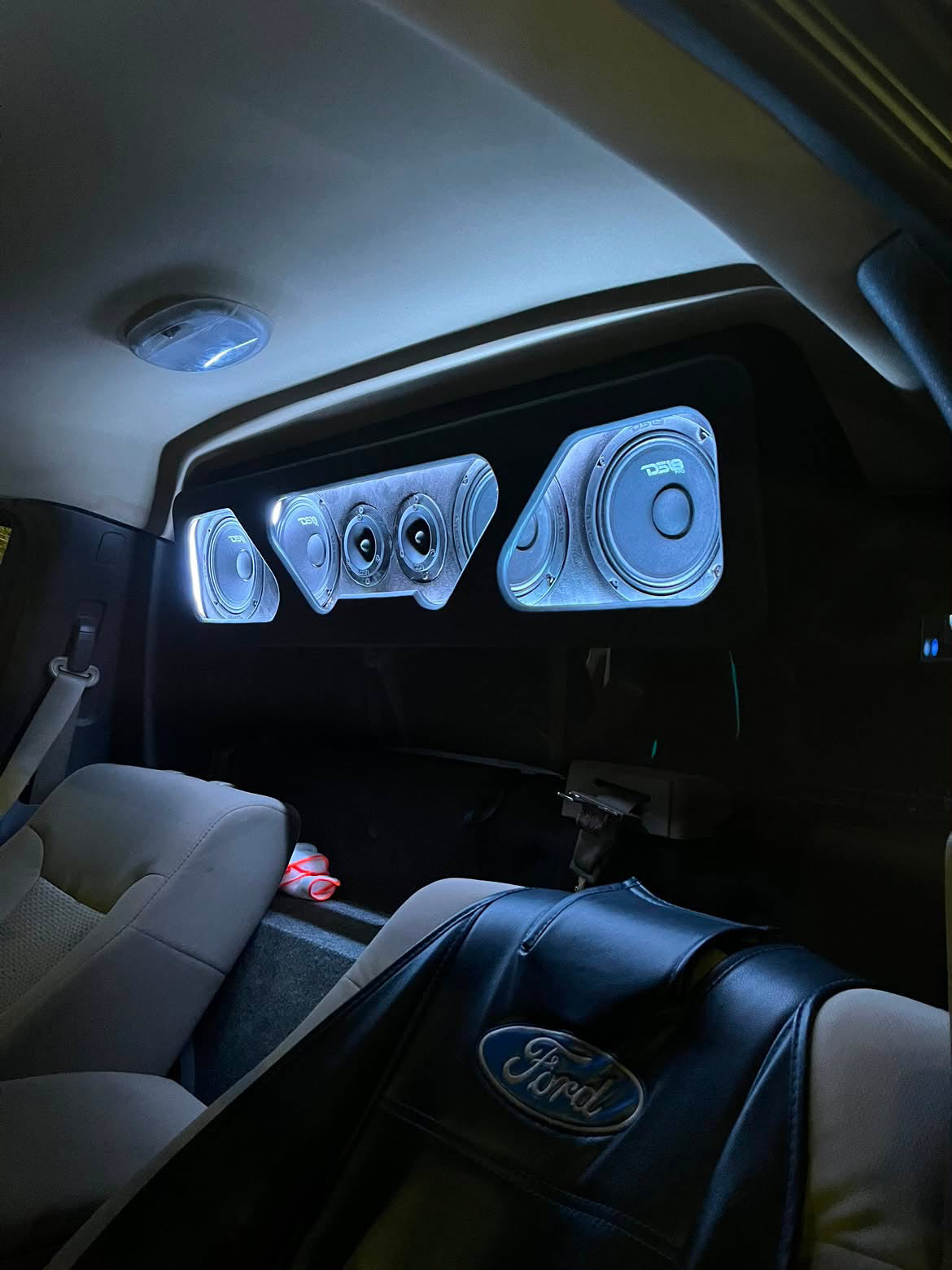 BOLT-ON SPEAKER RACK WITH LED BEAUTY PANEL